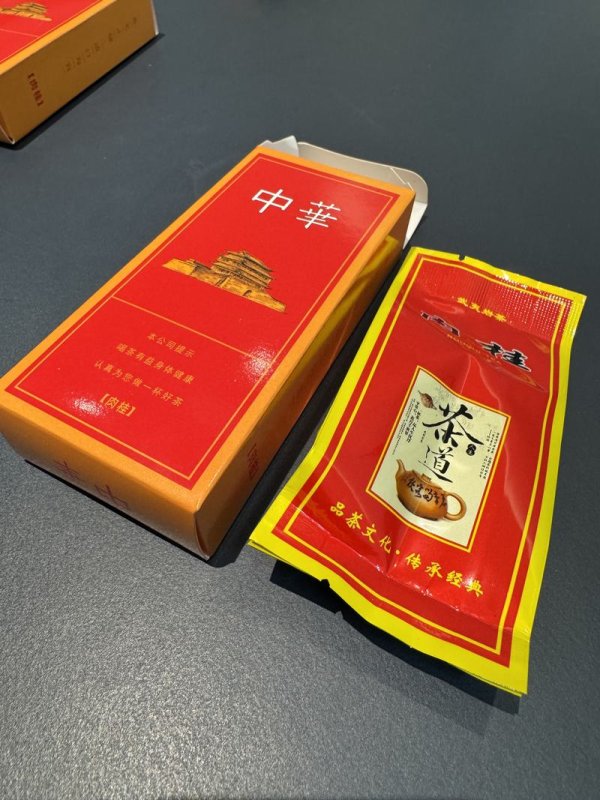 翻翻策略 10块钱买一条“中华”？低价茶打擦边球仿香烟售卖