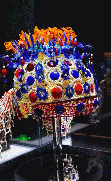 亚投金融 琉璃凤冠成艺术展“顶流”，这届年轻人的潮流有点酷→
